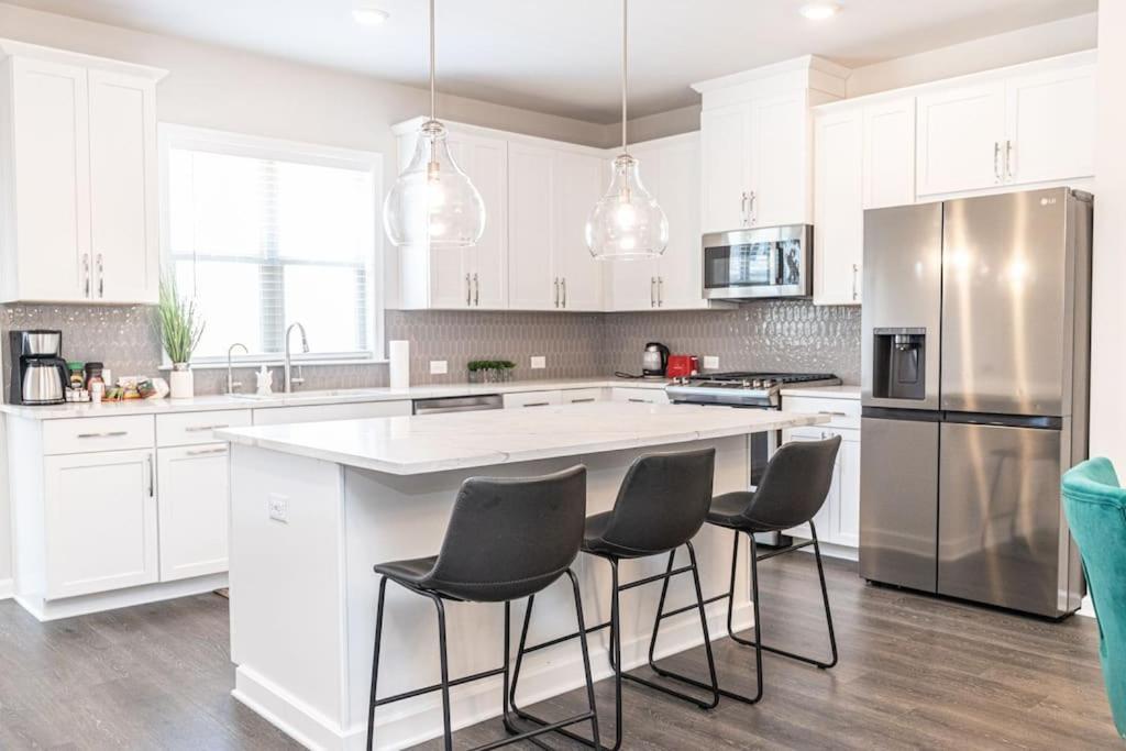 New Spacious 3 Bedroom Suite Garage Parking Free Wi-Fi Office Space And Patio View Duluth Zewnętrze zdjęcie