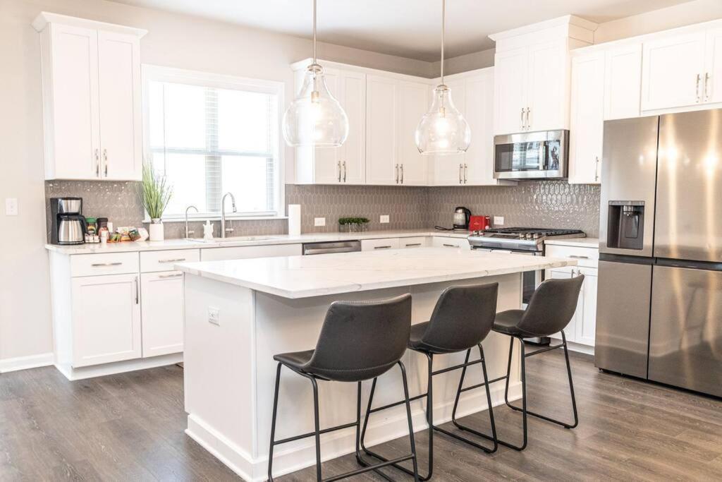 New Spacious 3 Bedroom Suite Garage Parking Free Wi-Fi Office Space And Patio View Duluth Zewnętrze zdjęcie