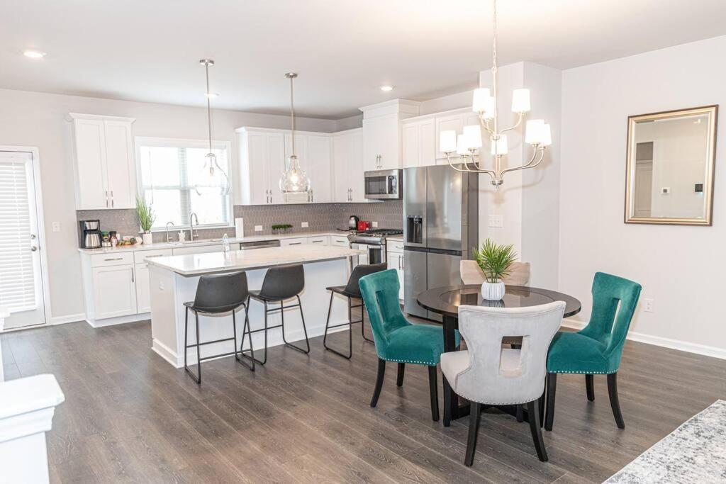 New Spacious 3 Bedroom Suite Garage Parking Free Wi-Fi Office Space And Patio View Duluth Zewnętrze zdjęcie